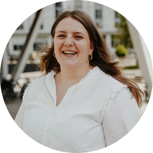 Kirsten van der Kruijs is marketingmedewerker bij Florijn App & Web Solutions. Ze richt zich op online marketingstrategieën die zichtbaarheid vergroten en kwalitatieve leads opleveren.