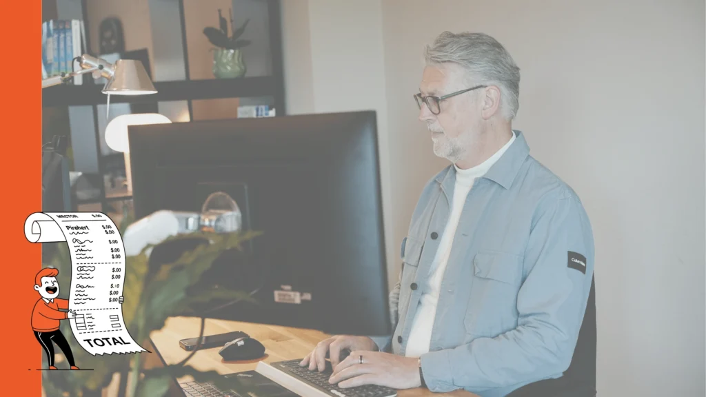 Medewerker wisselt tussen verschillende systemen om gegevens handmatig over te nemen